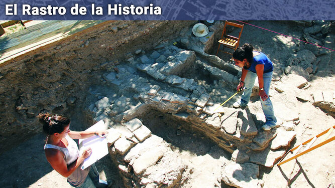 Arqueólogas trabajando en el yacimiento del Patio de Banderas.