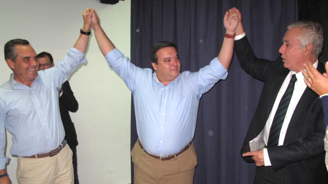 Enrique Naranjo, flanqueado por Juan Bueno y Javier Arenas tras ganar las elecciones.